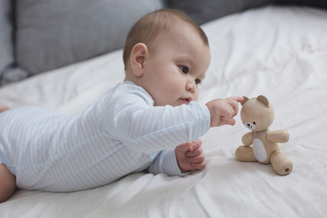 Plan Toys Ursulet lemn cu maini si picioare flexibile copii 1 - 4 ani